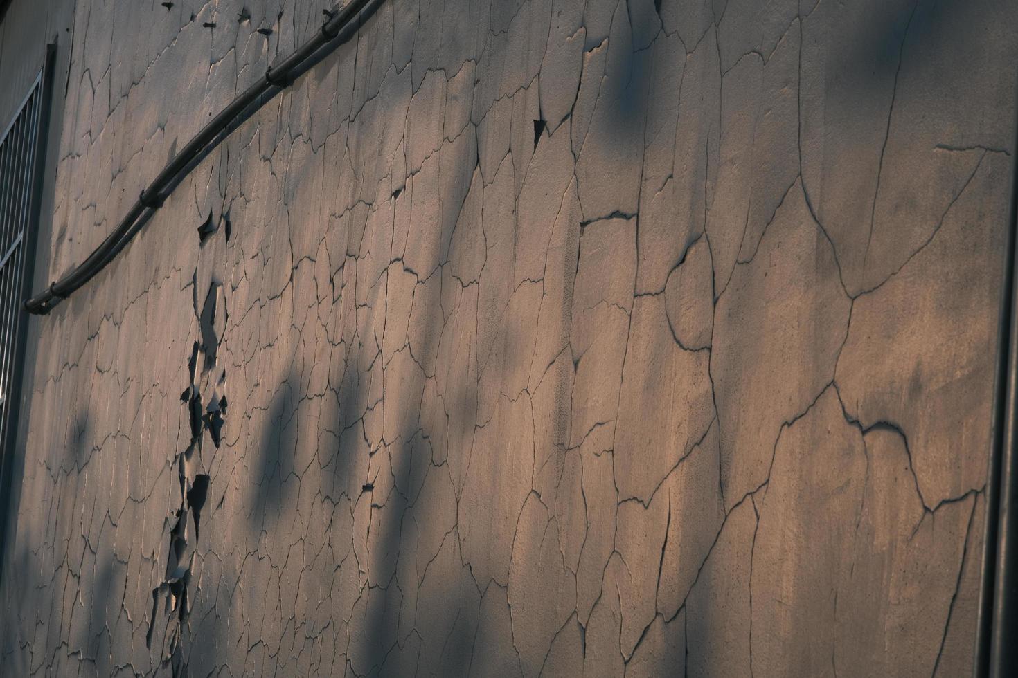 le coucher du soleil ciel bleu fissuré des murs photo