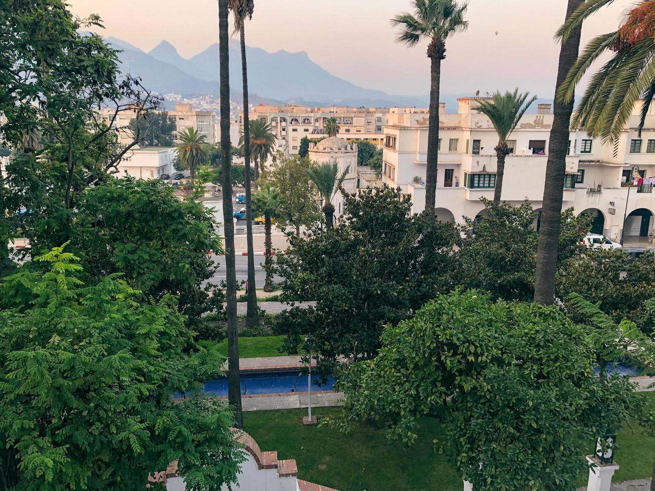 panoramique vue de le animé ville de Tétouan de le tranquille et pittoresque chalal jardin photo