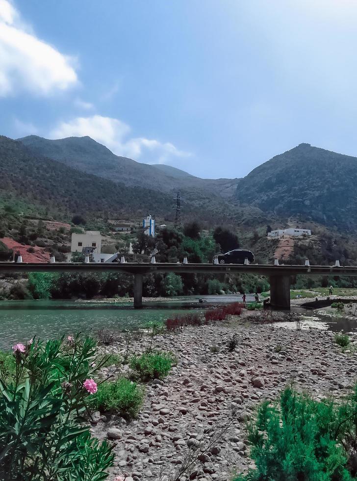 découvrir le Stupéfiant paysage de une vallée dans de face de une majestueux Montagne avec une nuageux ciel une périple dans le cœur de la nature tranquille et serein vues photo