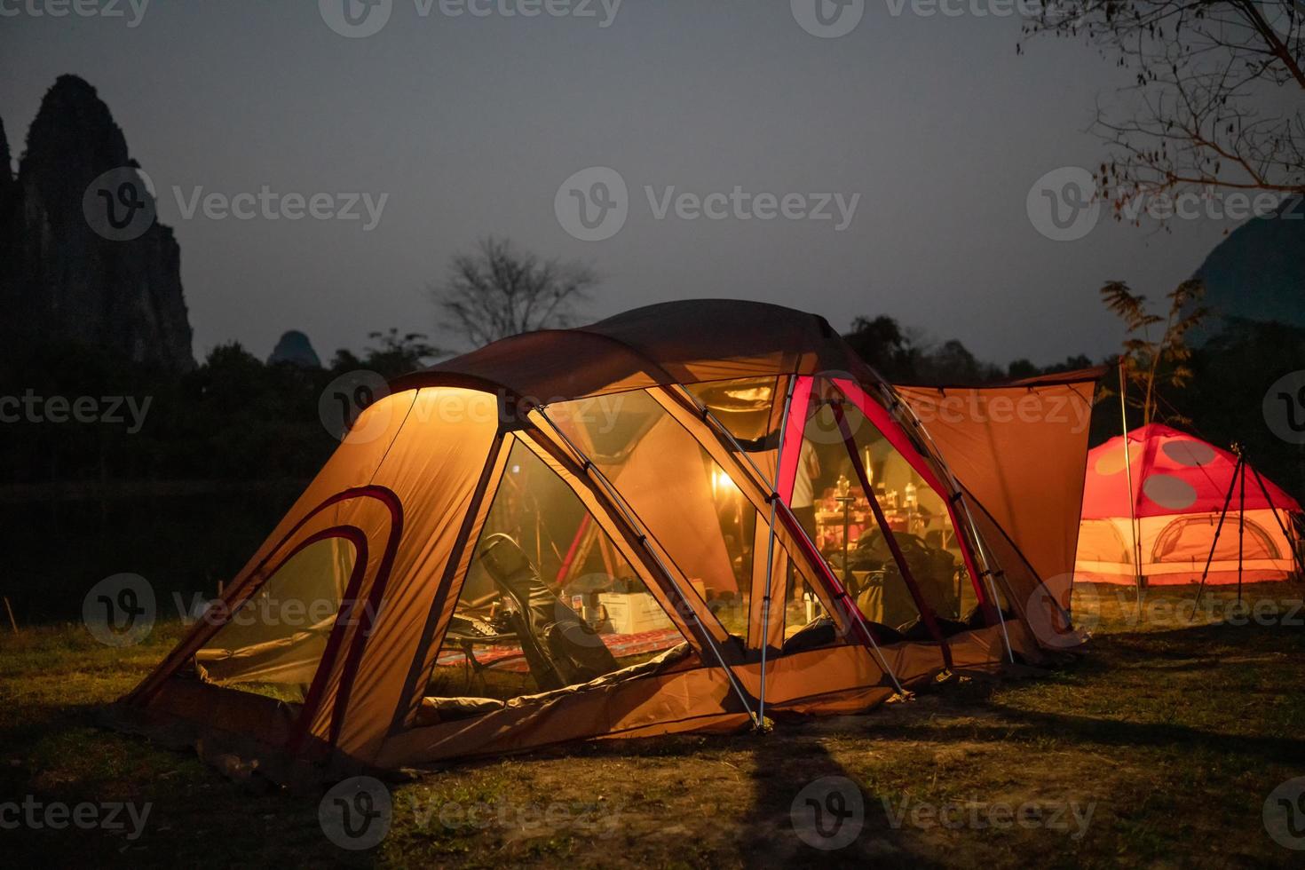 tente camping site dans le nuit à Vientiane, Laos photo