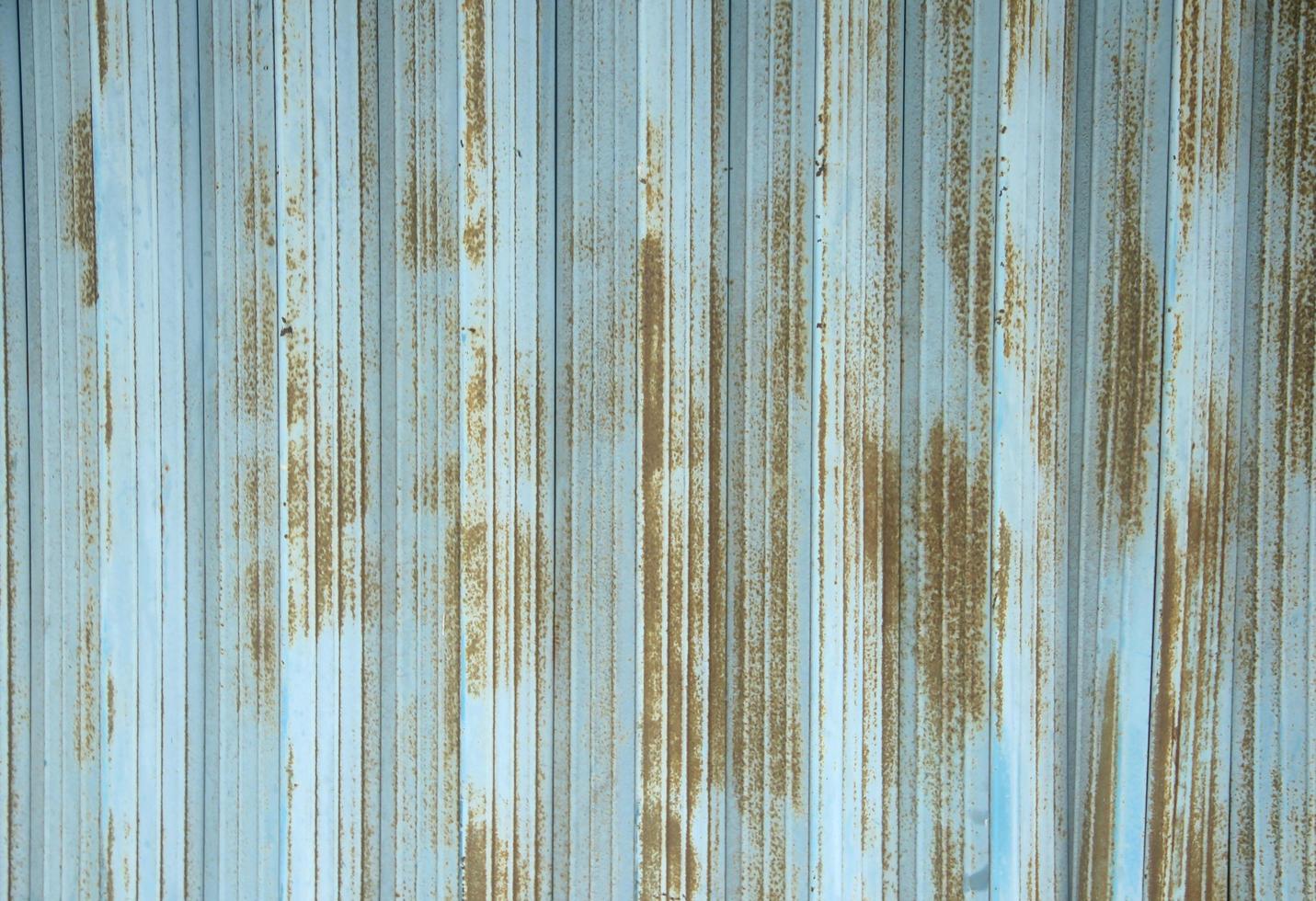 rouillé vieux et vieilli bleu acier le fer glissement boutique porte avec taches sur il. mur Contexte texturé image. photo