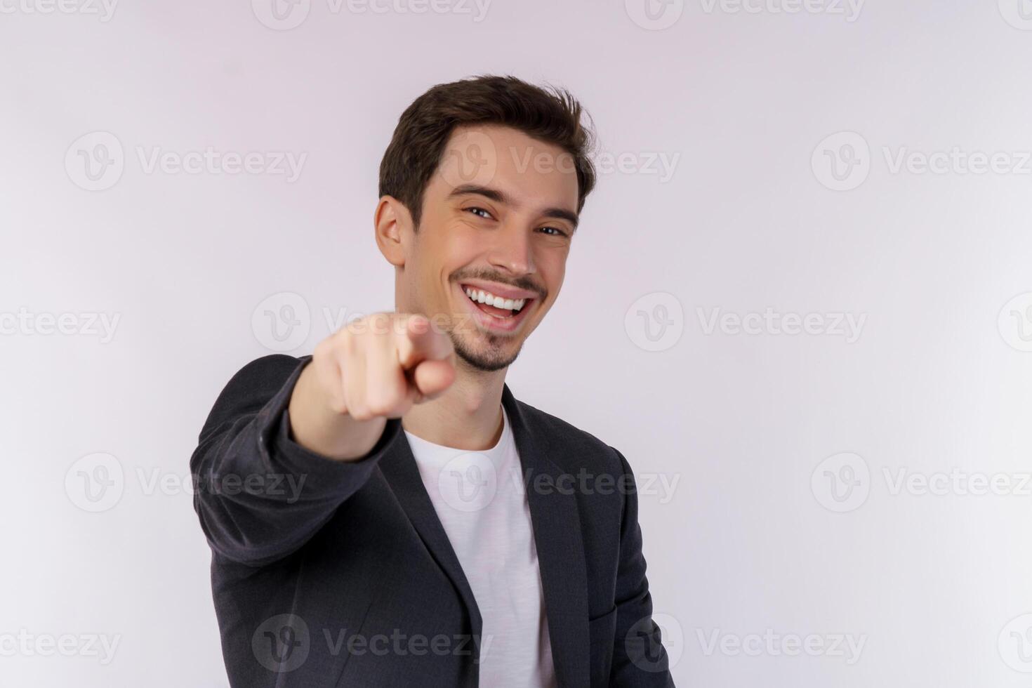 portrait de attrayant de bonne humeur Jeune homme montrer du doigt doigt à caméra et permanent isolé plus de Contexte photo