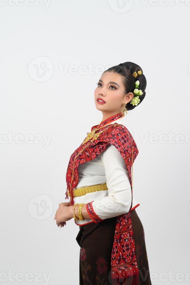 Jeune magnifique femme robe local culture dans du sud point doigt posture photo