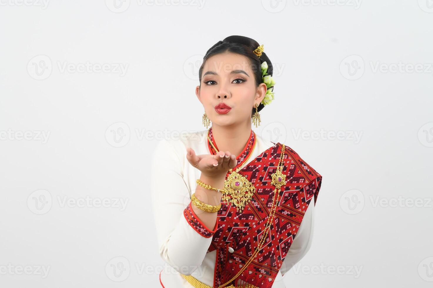 Jeune magnifique femme robe en haut dans local culture dans nord Région avec soufflant baiser posture photo