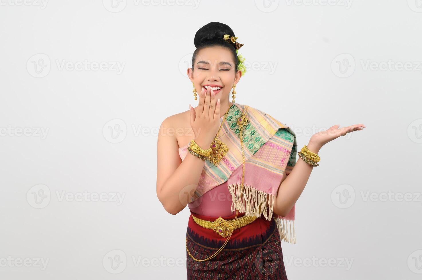 Jeune magnifique femme dans nord-est robe supporter et ouvert paume posture photo