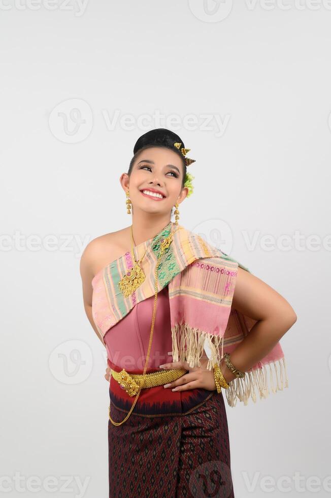 portrait de magnifique femme dans thaïlandais nord-est traditionnel Vêtements permanent posant photo