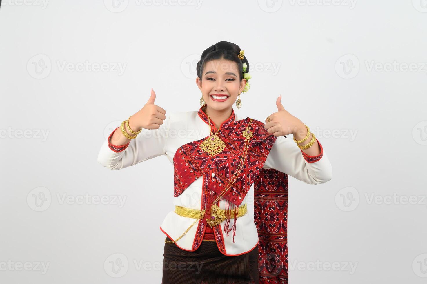 Jeune magnifique femme dans nord-est robe supporter et pouce en haut posture photo