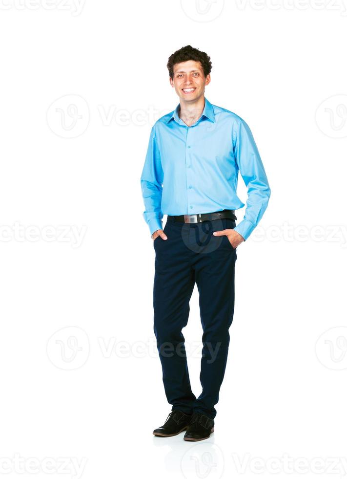 content Jeune homme d'affaire permanent avec le sien mains dans les poches sur blanc photo
