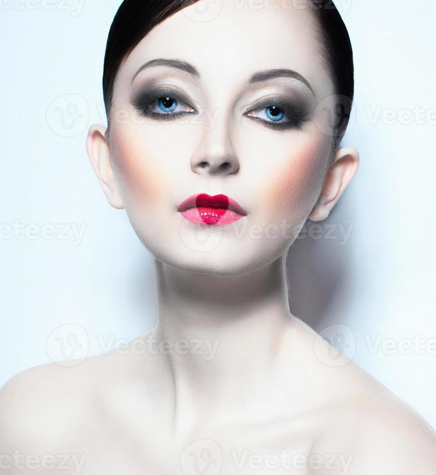 portrait de une magnifique femme comme poupée avec une glamour cool maquillage photo