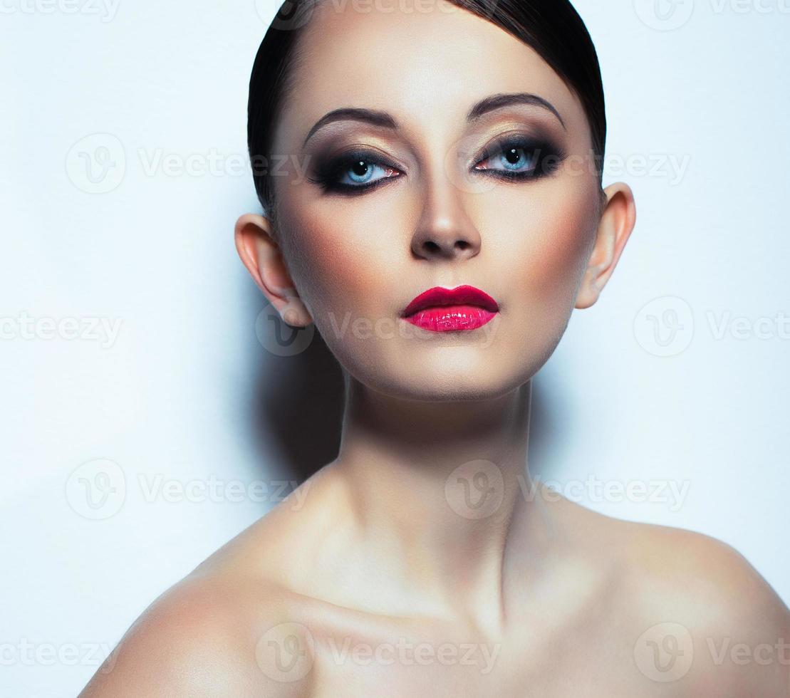 portrait de une magnifique femme avec une glamour rétro maquillage photo