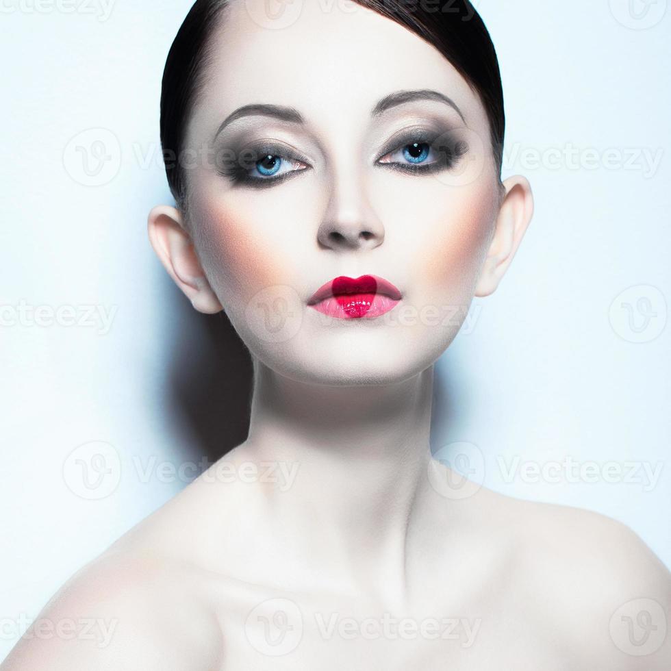 portrait de une magnifique femme comme poupée avec une glamour cool maquillage photo