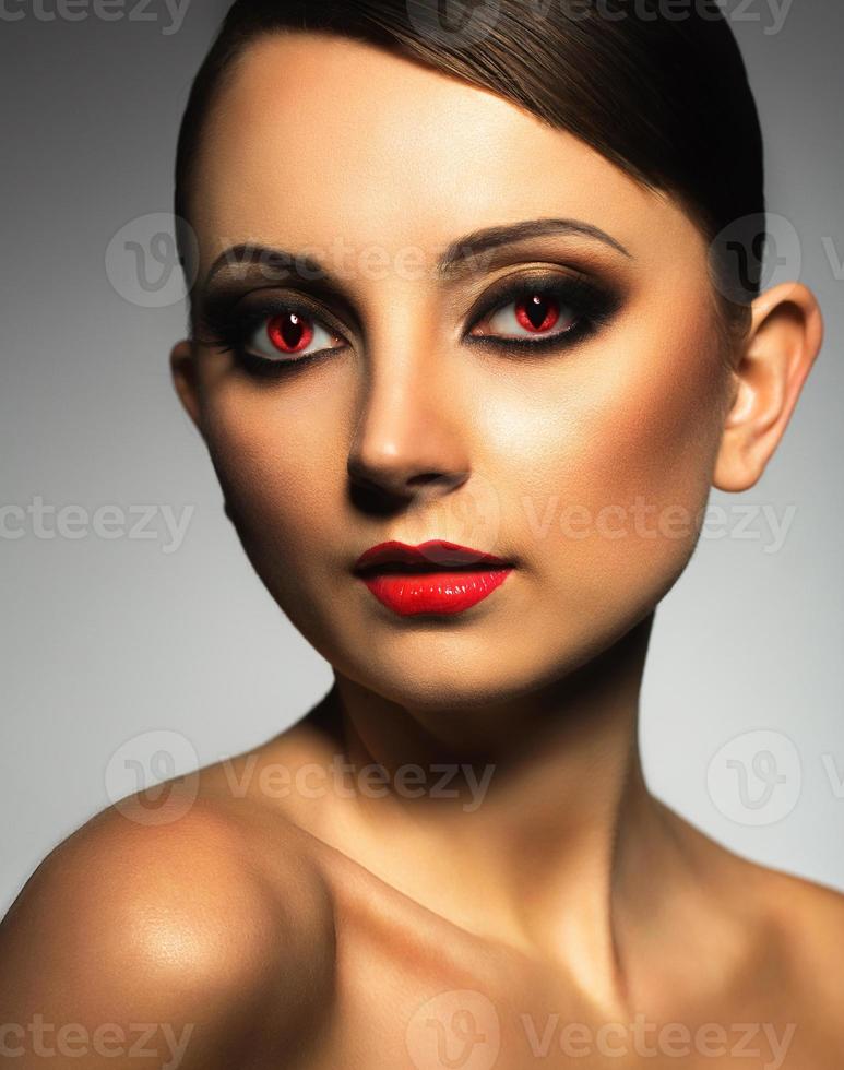portrait de une magnifique femme vampire avec une glamour rétro maquillage photo