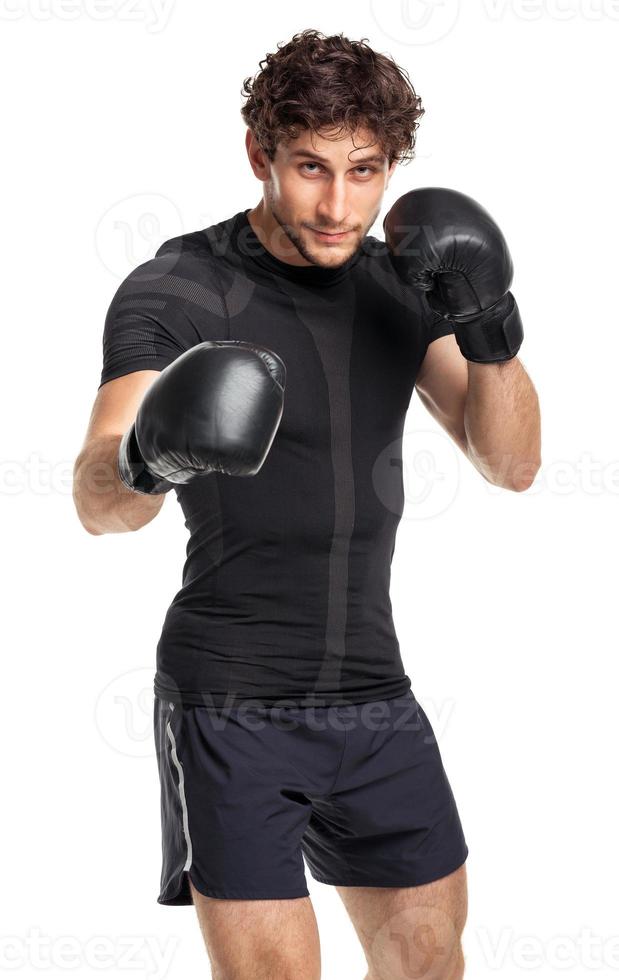 athlétique attrayant homme portant boxe gants sur le blanc photo