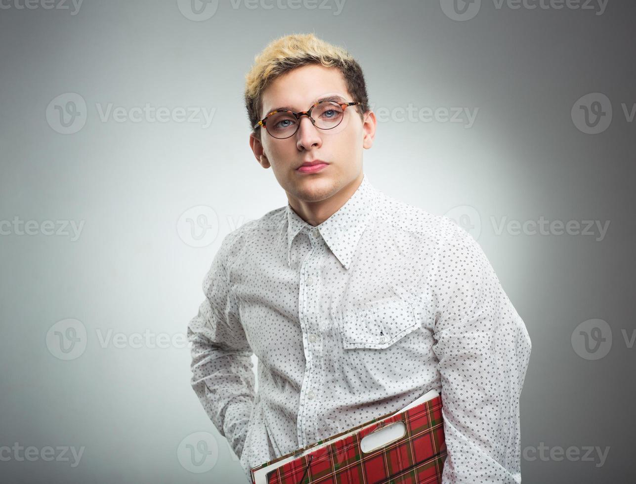 Jeune sérieux homme à la recherche à le caméra portant des lunettes photo