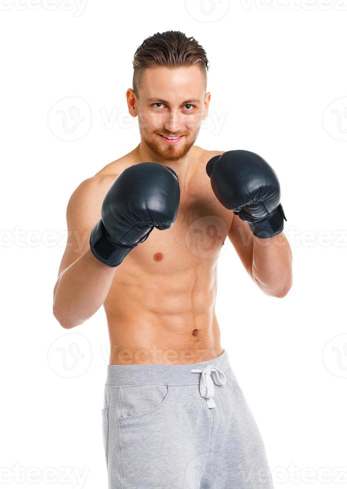 sport attrayant homme portant boxe gants sur le blanc photo