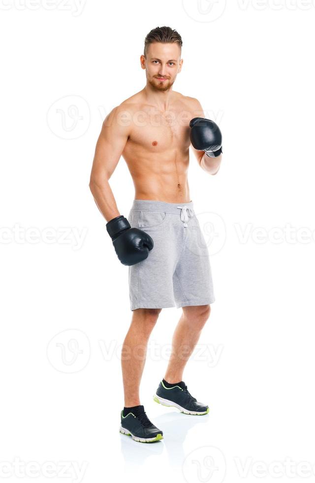 sport attrayant homme portant boxe gants sur le blanc photo