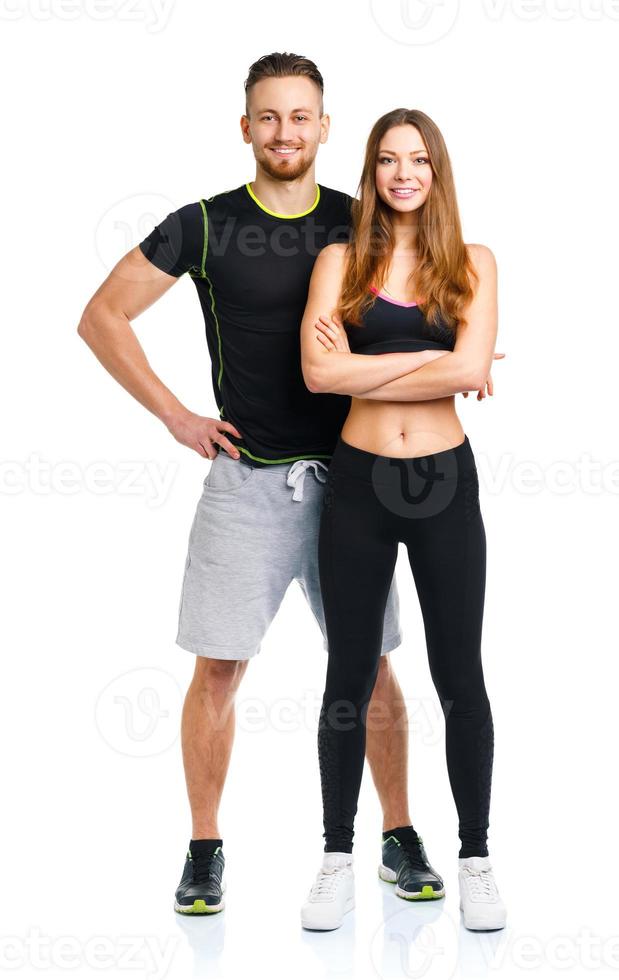 sport couple - homme et femme après aptitude exercice sur le blanc photo