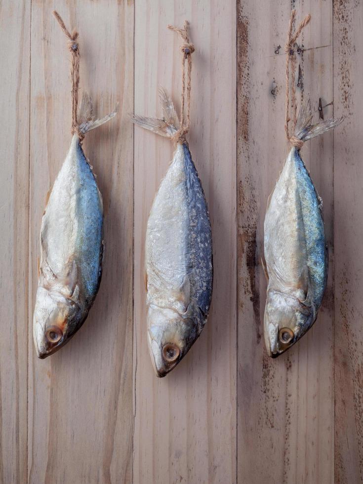 poisson suspendu à sécher sur du bois photo