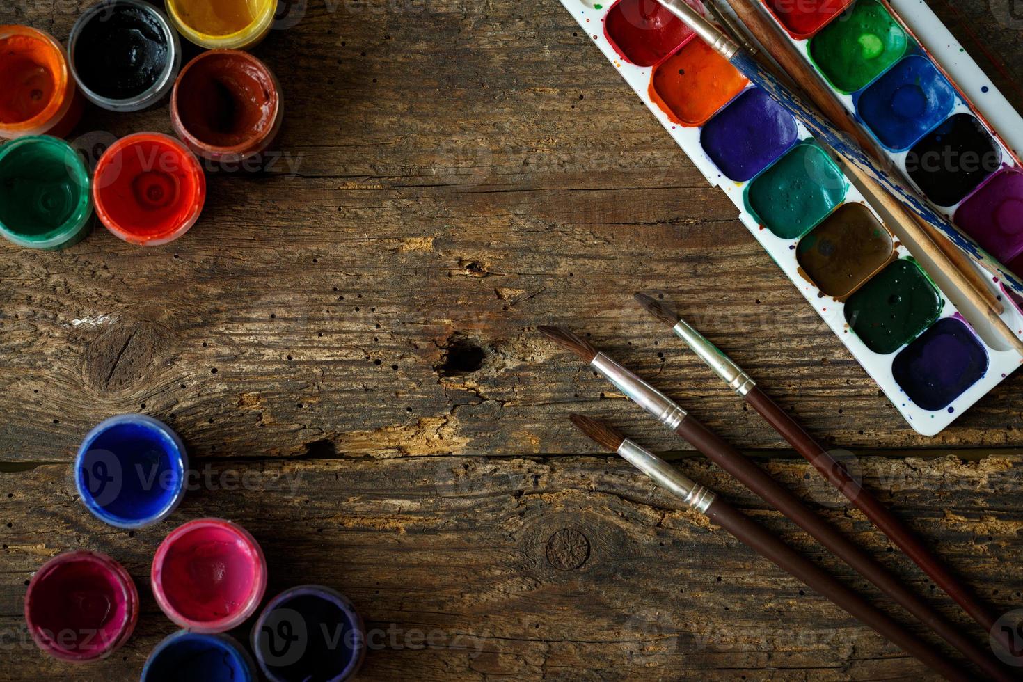 La peinture ensemble avec pinceaux, des peintures, aquarelle, acrylique peindre sur une blanc en bois Contexte Haut vers le bas vue photo