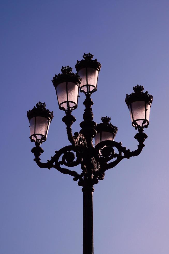 Lampadaire dans la ville de Bilbao, Espagne photo