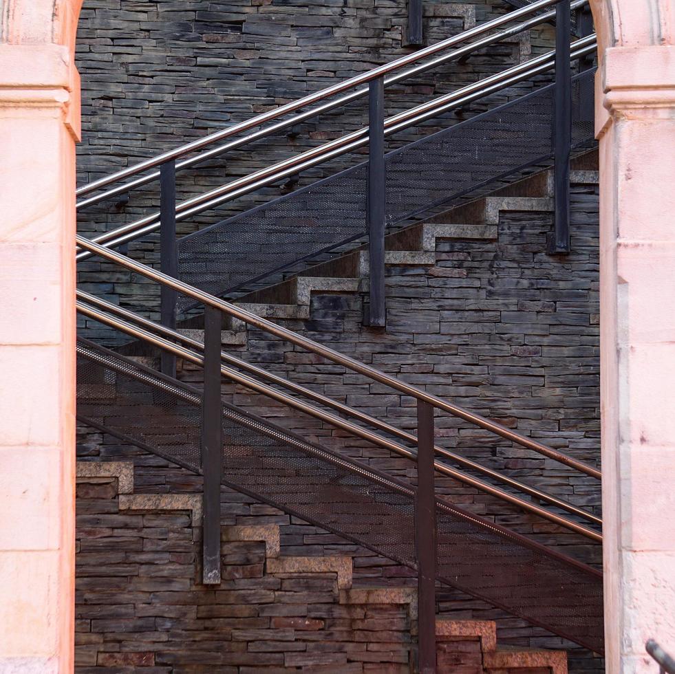 L'architecture des escaliers dans la rue dans la ville de Bilbao, Espagne photo