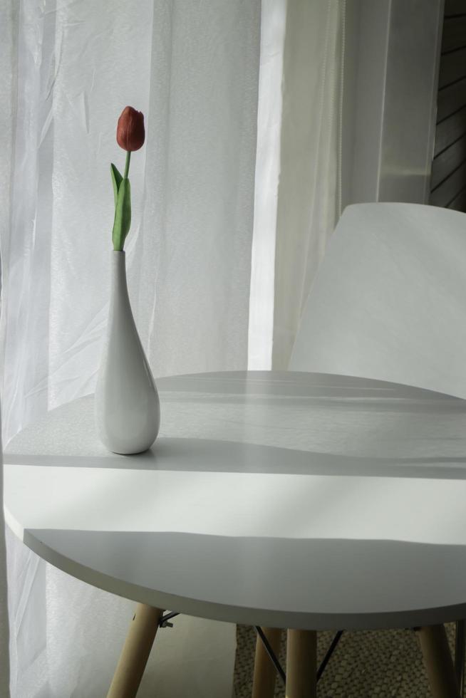 vase à fleurs avec une lumière vive de la fenêtre photo