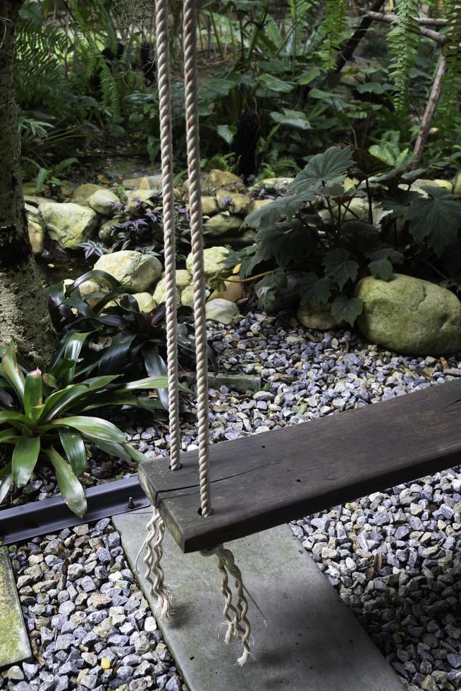 balançoire en bois dans un jardin photo