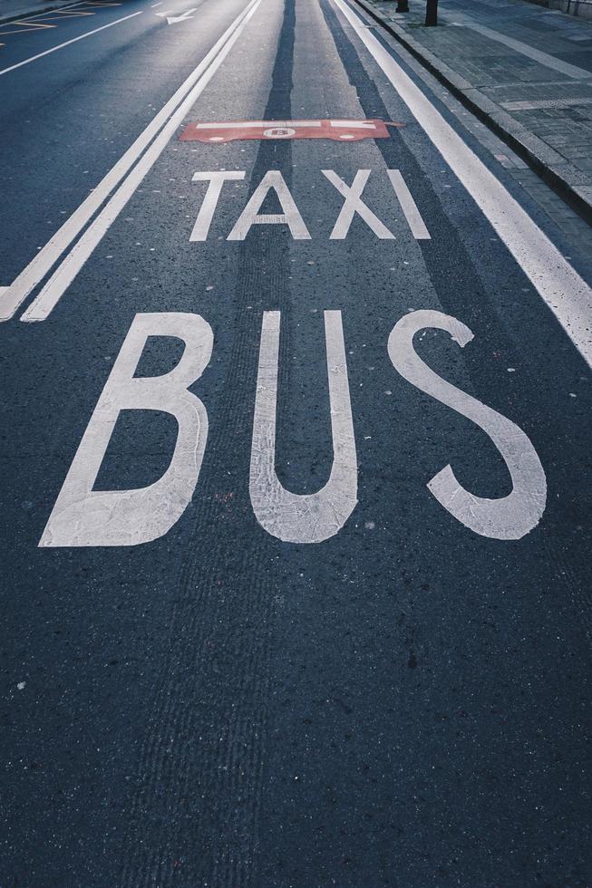 panneau de signalisation de bus et de taxi sur la route photo