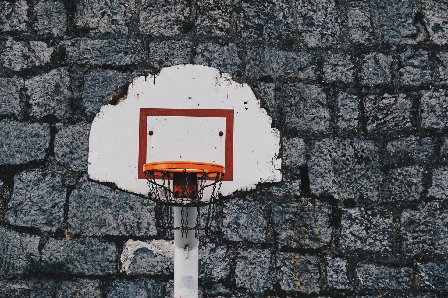 panier de basket dans la rue photo