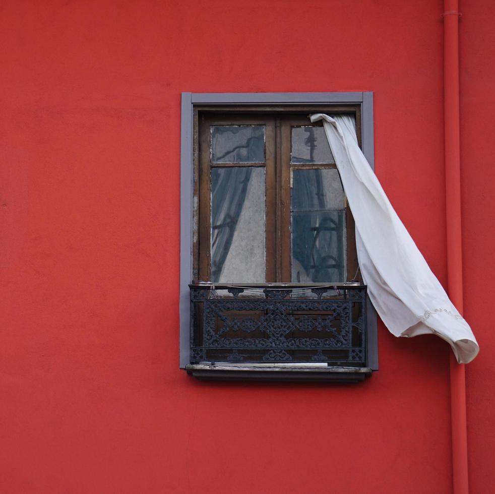 fenêtre sur la façade rouge d'une maison photo