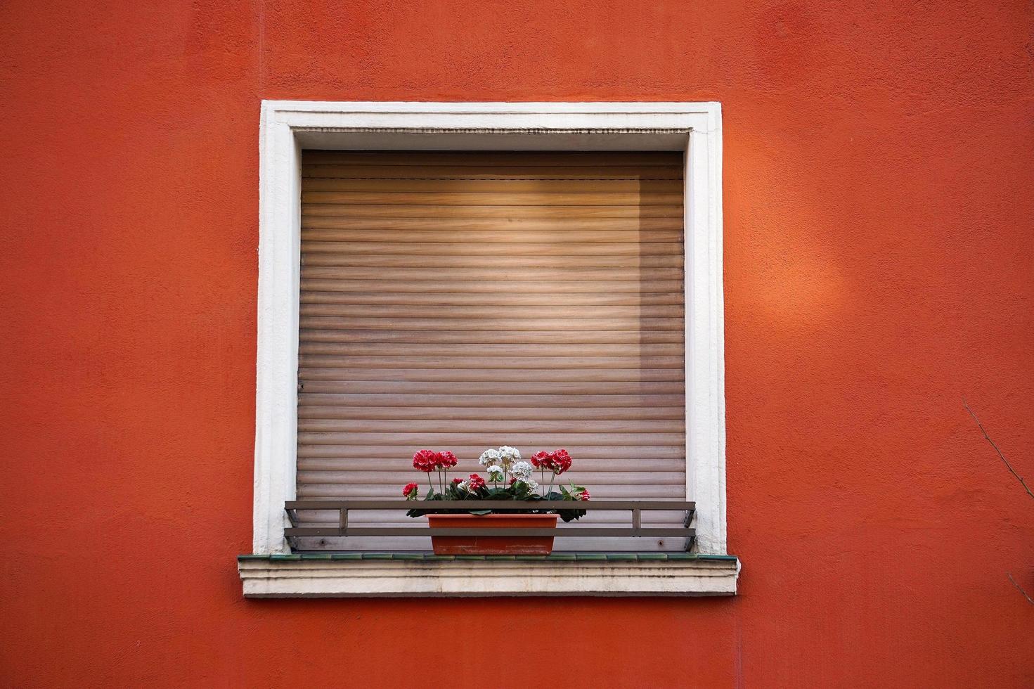 fenêtre sur la façade rouge d'une maison photo