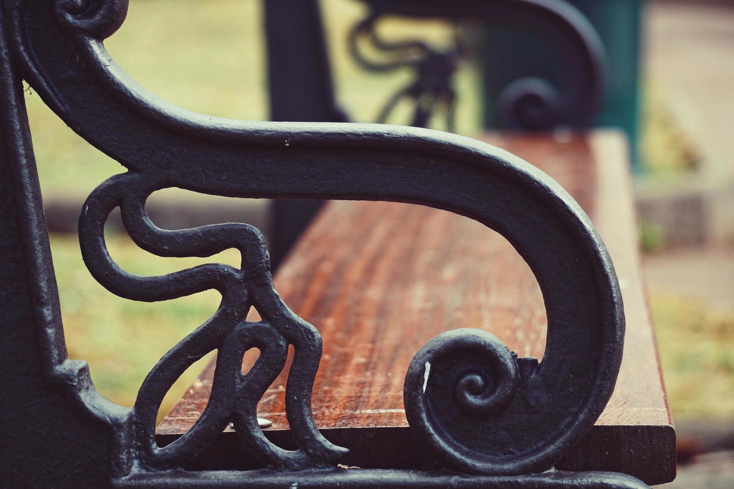 Banc en bois sur le banc streetwooden dans la rue photo