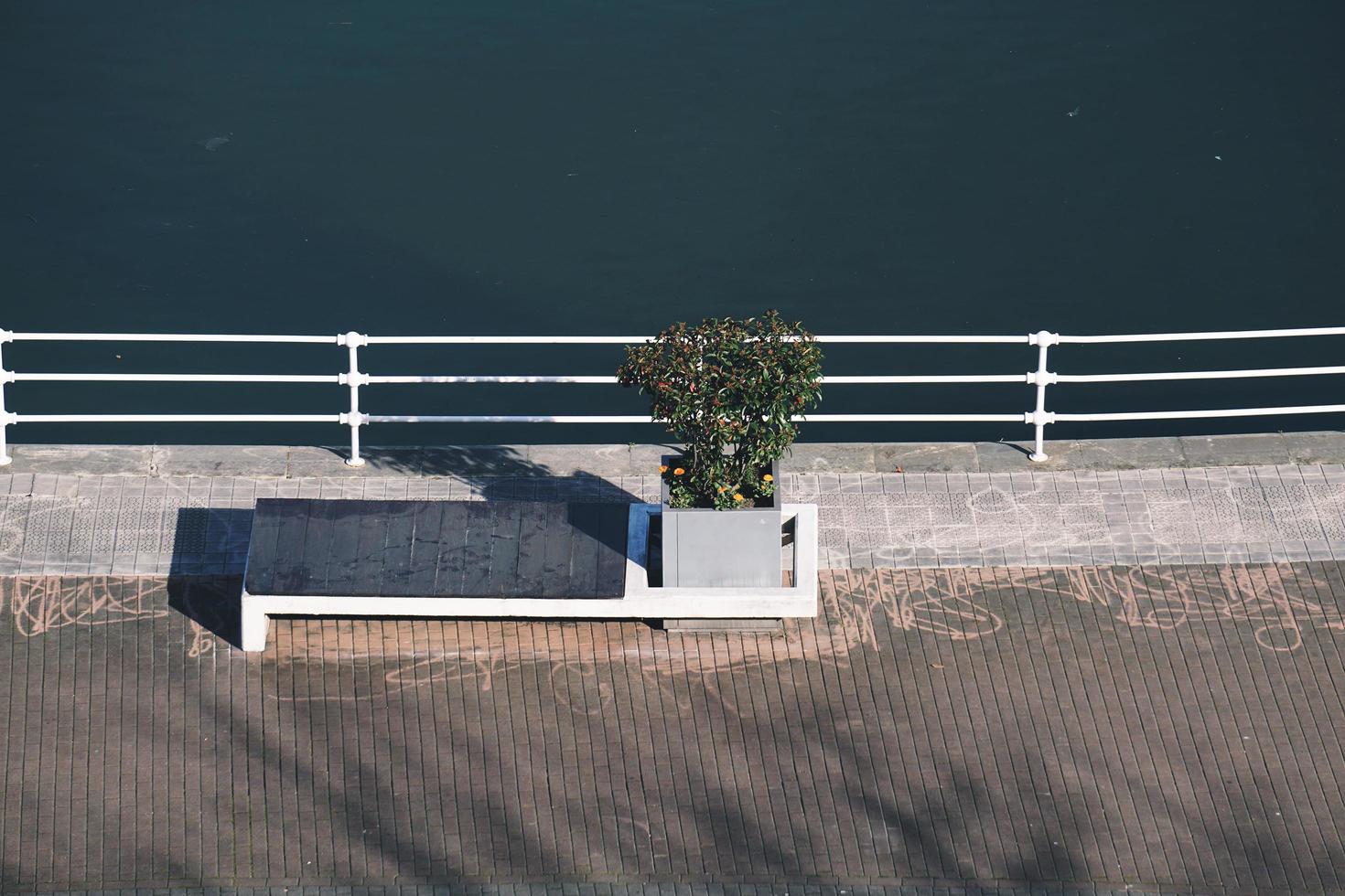 banc en bois dans la rue photo