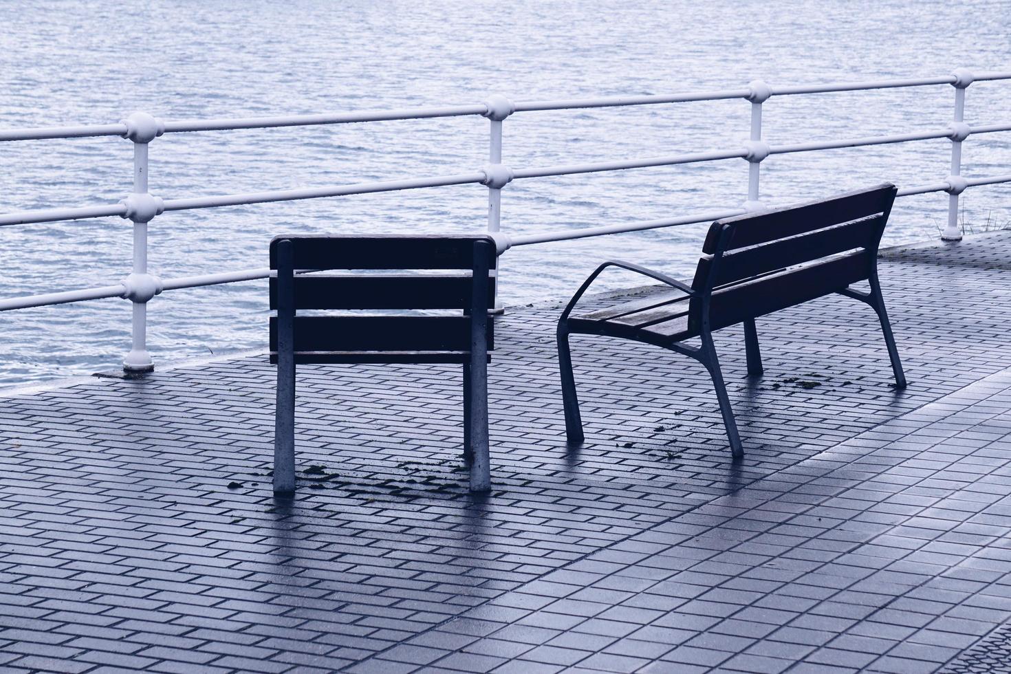 Banc en bois sur le banc streetwooden dans la rue photo