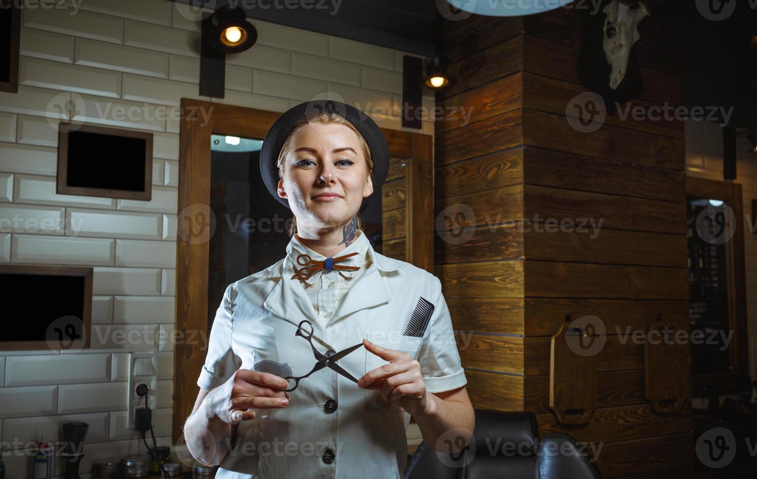 mode femme coiffeur coiffeur avec les ciseaux dans main dans le salon de coiffure photo