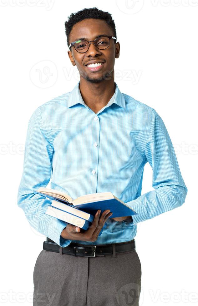 content africain américain Université étudiant permanent avec livres dans le sien mains sur blanc photo