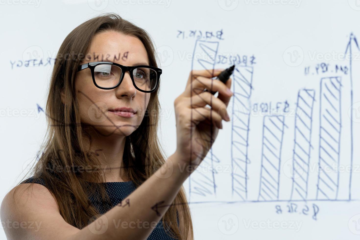femme dessine divers croissance graphiques, calculateur perspectives pour Succès dans une moderne verre Bureau photo