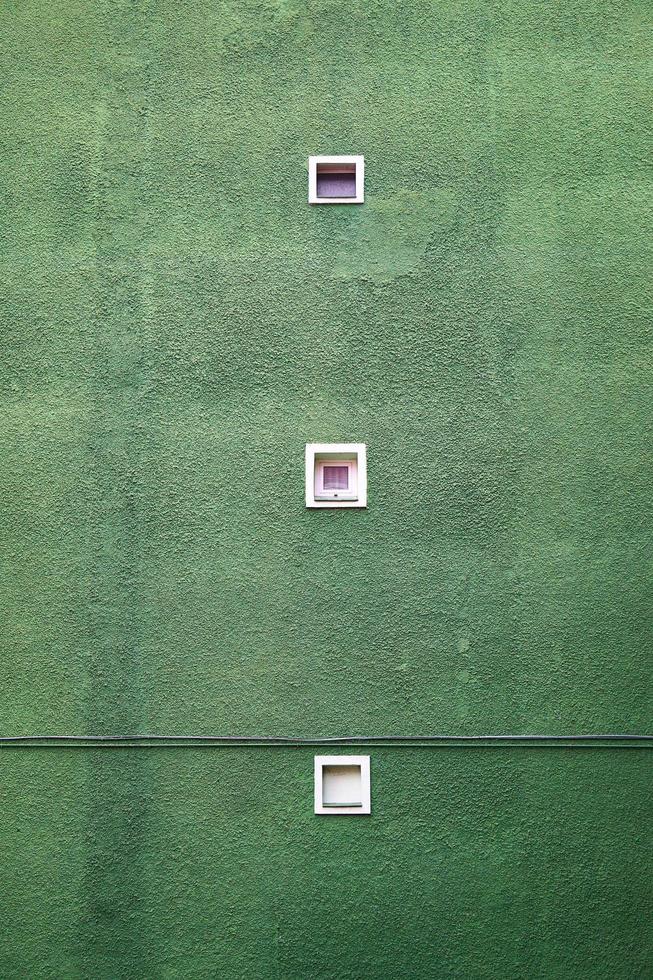 fenêtre sur la façade verte d'un immeuble photo