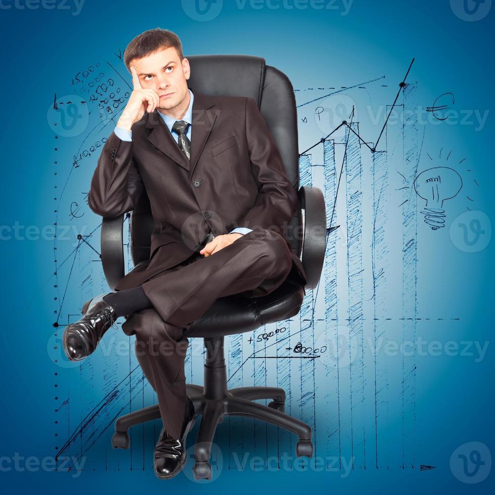 homme d'affaire séance sur chaise contre graphique Contexte photo