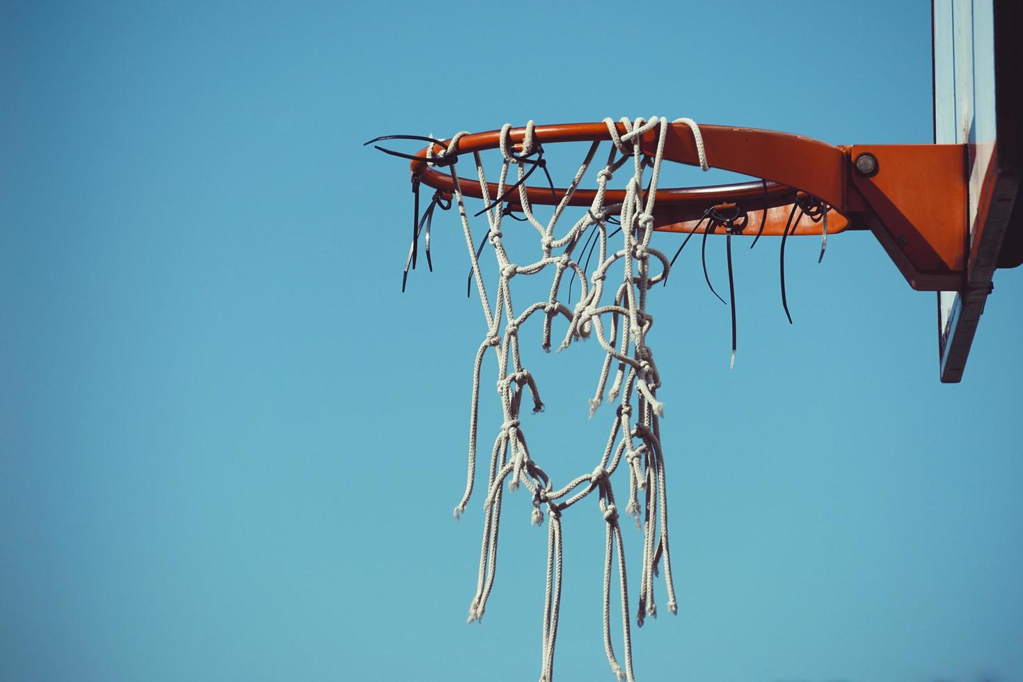 vieux panier de basket photo