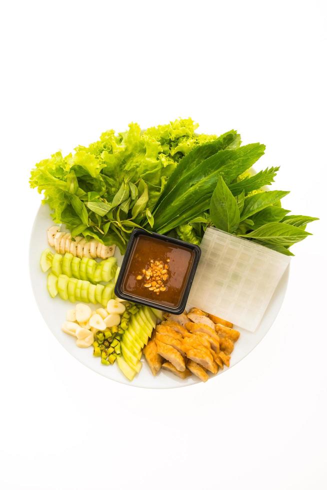 Saucisse de porc vietnamienne et salade sur une plaque blanche photo