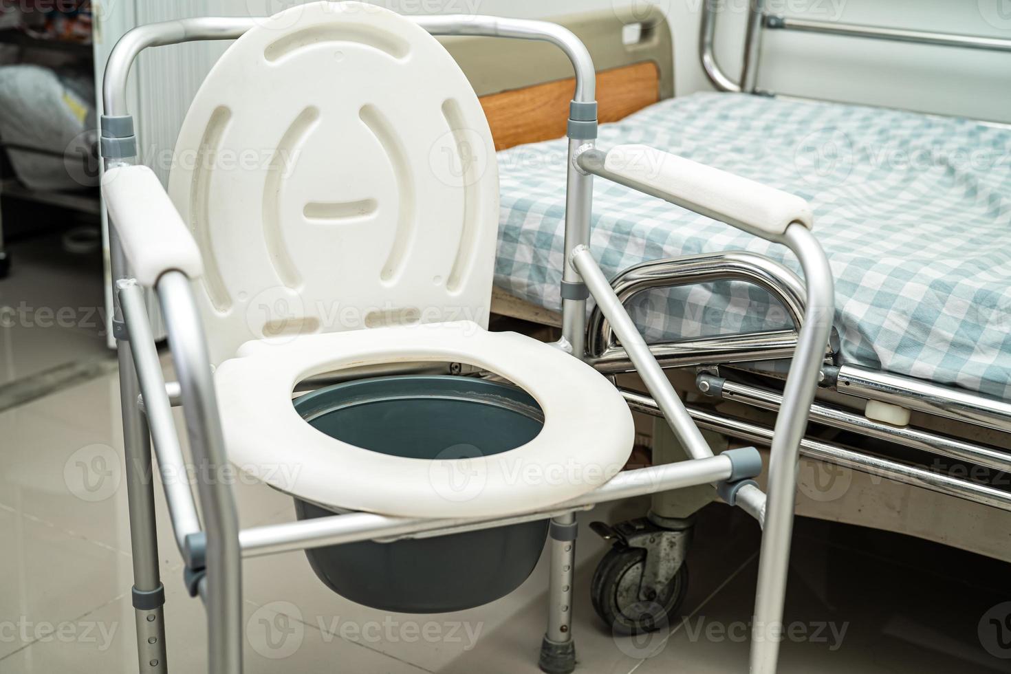 toilettes à chasse d'eau et chaise de douche dans la salle de bain pour personnes âgées. photo