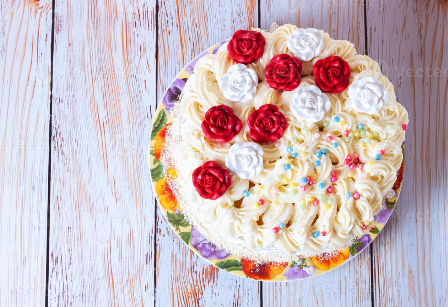 blanc gâteau avec crème et rouge des roses sur blanc plat photo