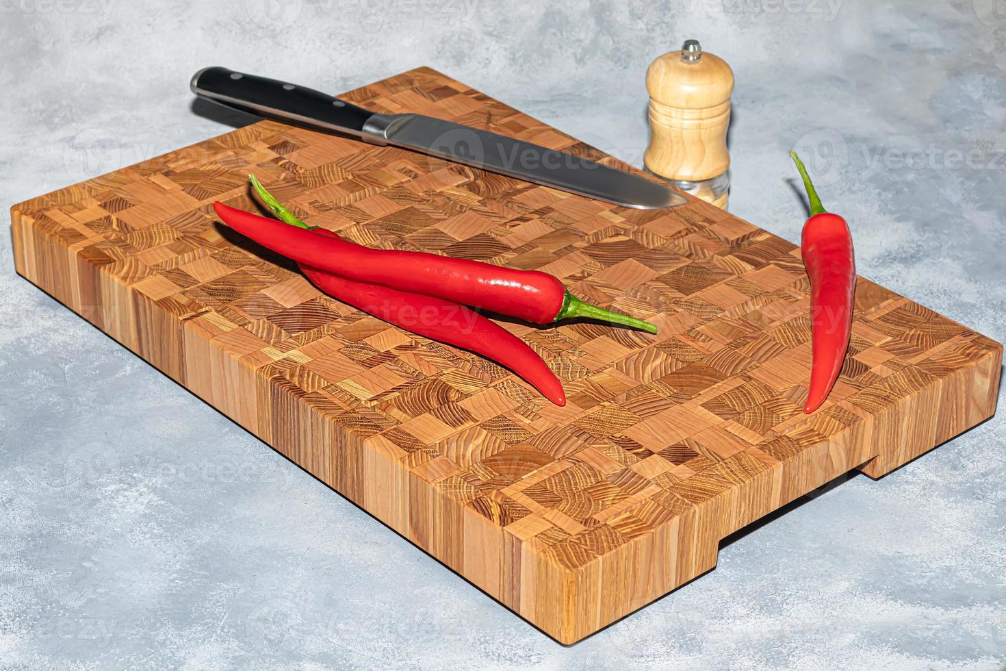 en bois planche pour Coupe Fait main des produits avec haché des légumes. sur une lumière Contexte. photo