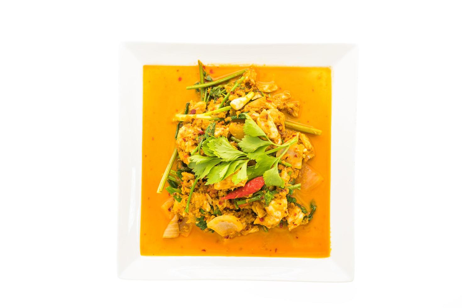 Sauté de crabe au curry sur plaque blanche photo