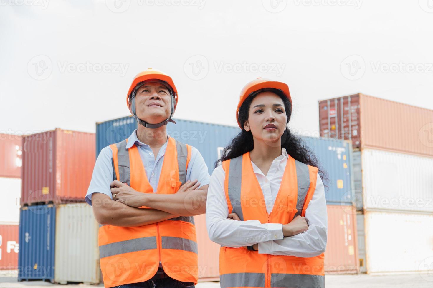 femelle asiatique ingénieur et contremaître ingénieur chargement conteneurs de cargaison navire pour exporter. là est une récipient dans le Contexte. photo