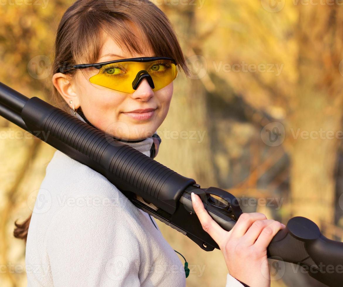 Jeune magnifique fille avec une fusil à pompe photo