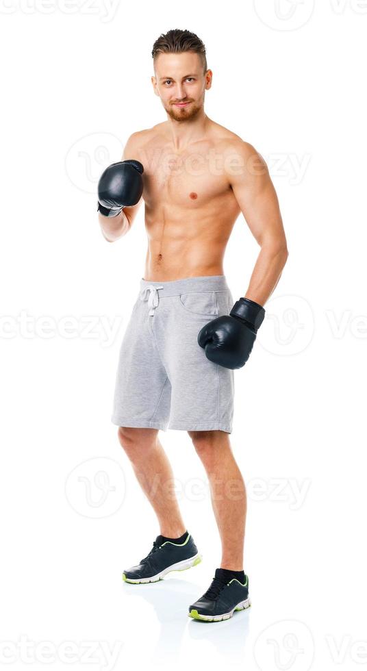 sport attrayant homme portant boxe gants sur le blanc photo