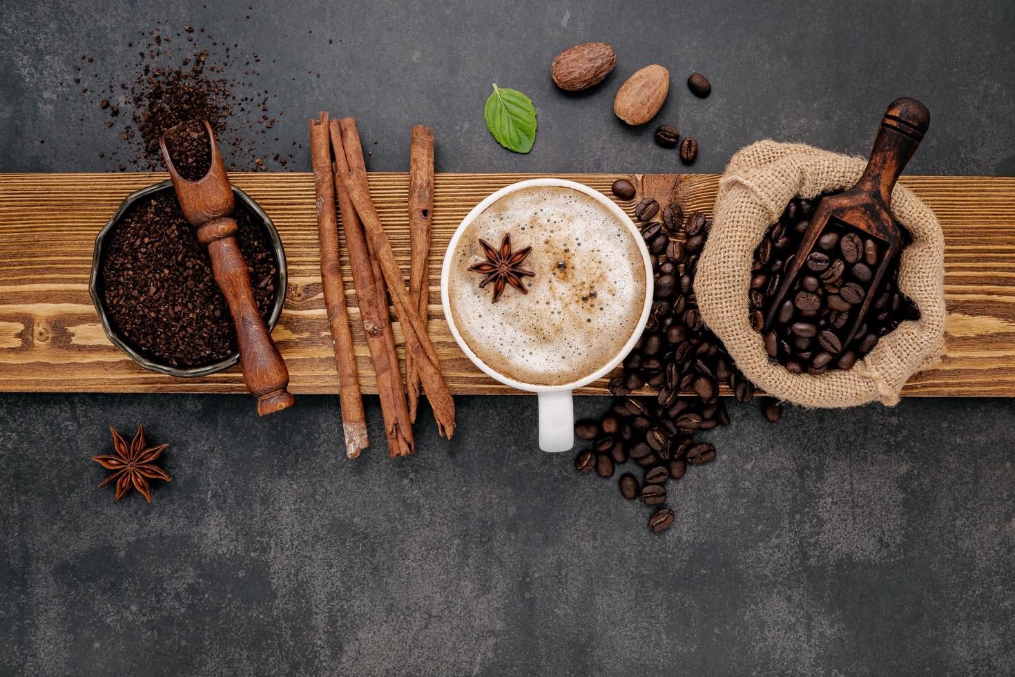 vue de dessus d'une tasse de café torréfié photo