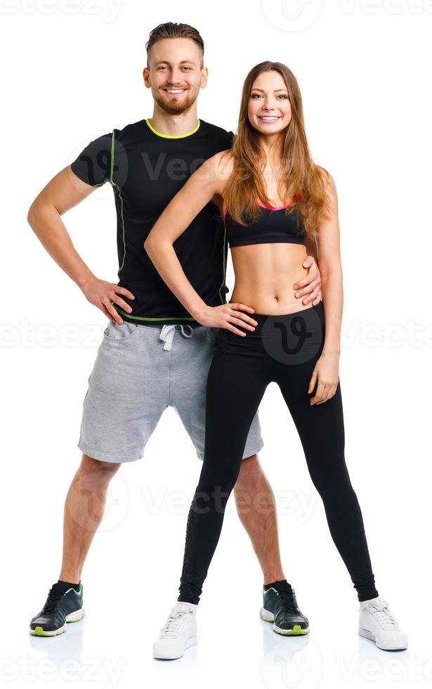 sport couple - homme et femme après aptitude exercice sur le blanc photo